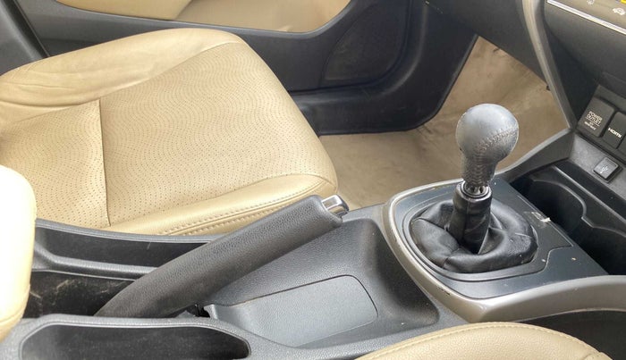 2017 Honda City 1.5L I-VTEC VX, Petrol, Manual, 1,04,689 km, Gear Lever