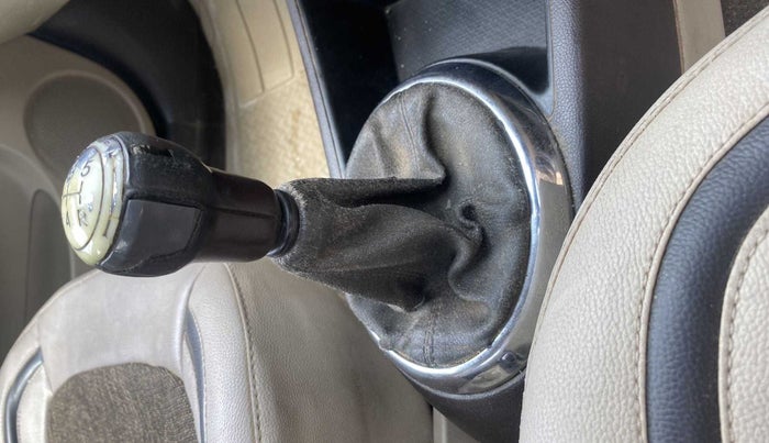 2011 Hyundai i20 SPORTZ (O) 1.2, Petrol, Manual, 1,08,687 km, Gear lever - Knob cover torn