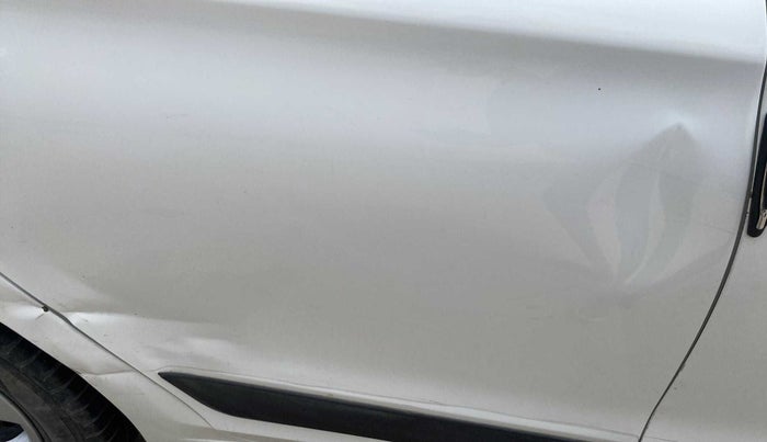 2018 Hyundai Elite i20 SPORTZ 1.2, Petrol, Manual, 73,398 km, Right rear door - Circle - Paint ok & Dent >4 inch(on criase line)