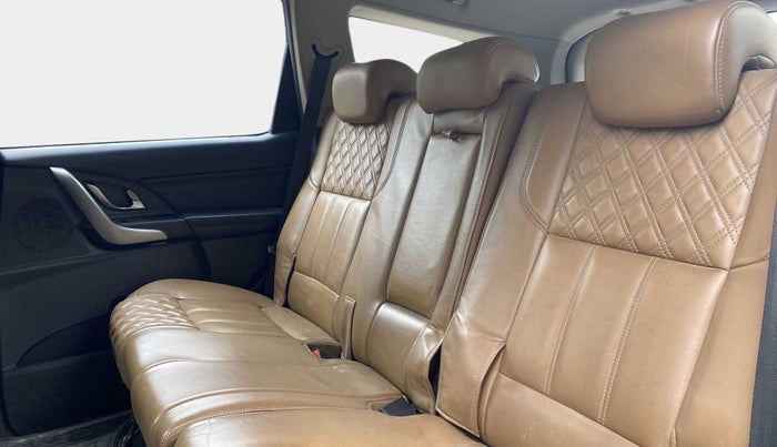 2018 Mahindra XUV500 W11 (O) AWD AT, Diesel, Automatic, 85,663 km, Right Side Rear Door Cabin