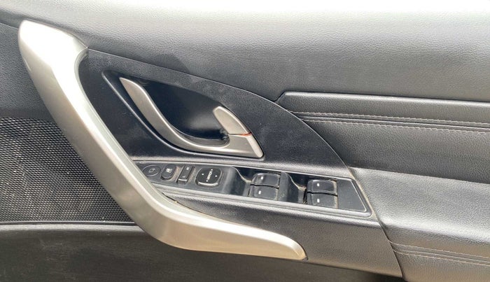 2018 Mahindra XUV500 W11 (O) AWD AT, Diesel, Automatic, 85,663 km, Driver Side Door Panels Control