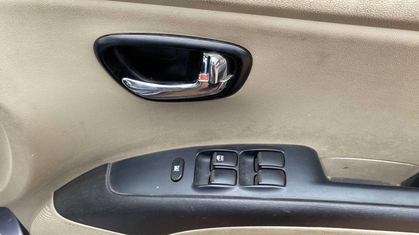 2016 Hyundai i10 SPORTZ 1.1, Petrol, Manual, 39,301 km, Driver Side Door Panels Control