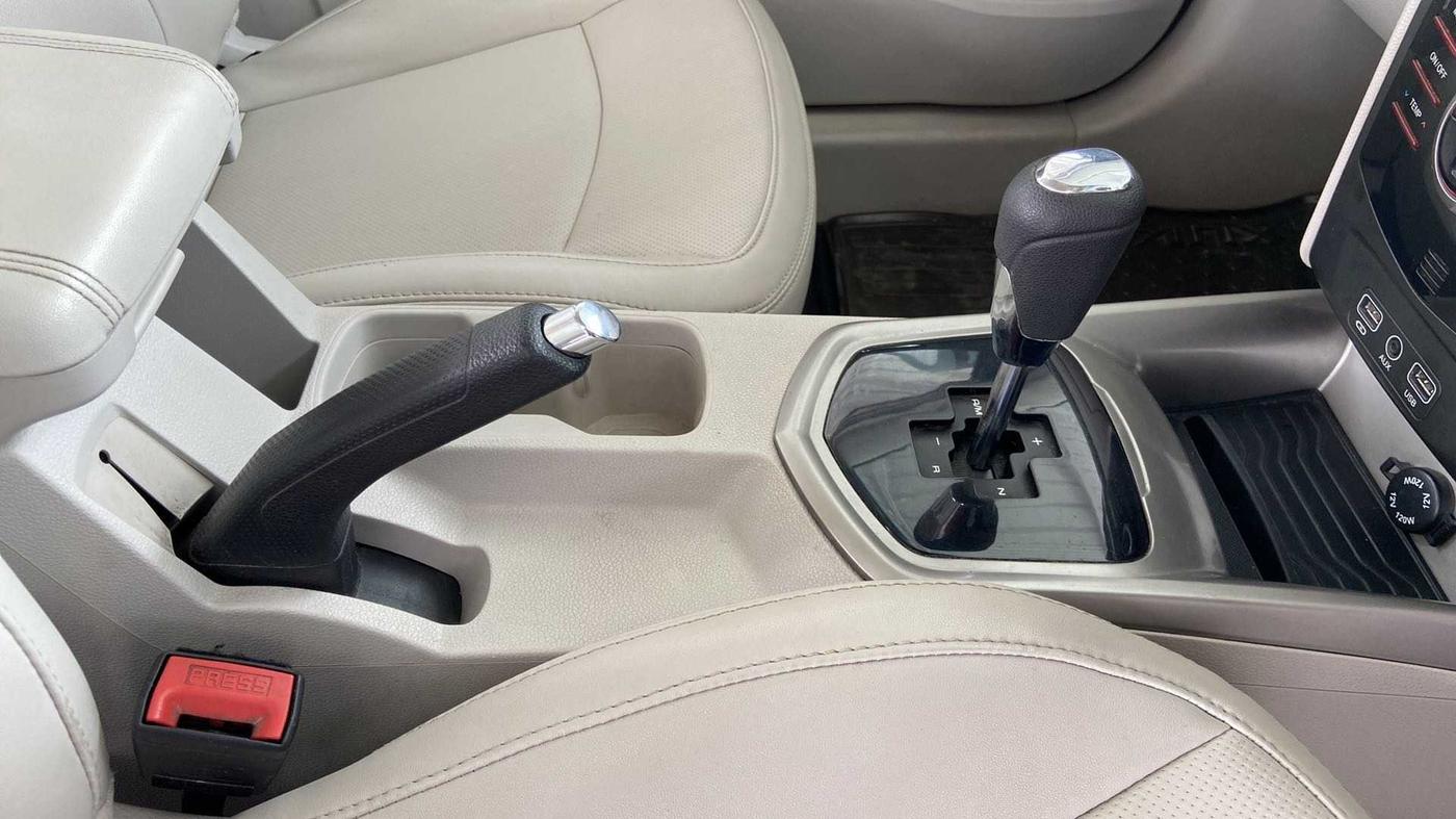 2019 Mahindra XUV300 W8 (O) 1.5 DIESEL AMT, Diesel, Automatic, 1,20,880 km, Gear Lever
