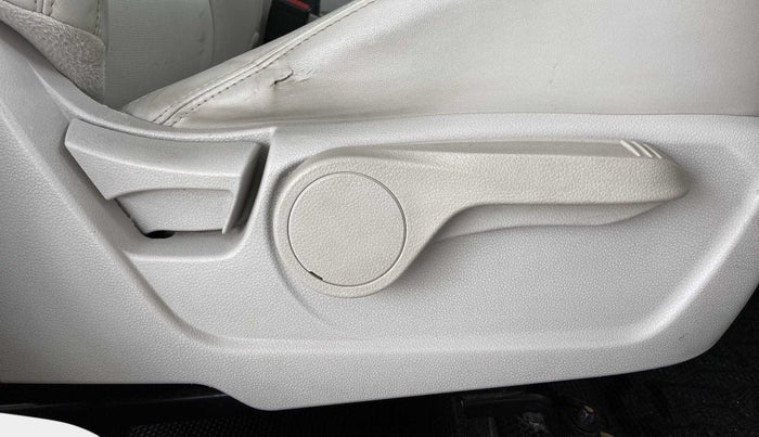 2019 Mahindra XUV300 W8 (O) 1.5 DIESEL AMT, Diesel, Automatic, 1,20,880 km, Driver Side Adjustment Panel