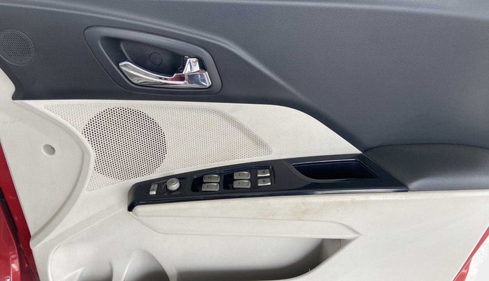 2019 Mahindra XUV300 W8 (O) 1.5 DIESEL AMT, Diesel, Automatic, 1,20,880 km, Driver Side Door Panels Control