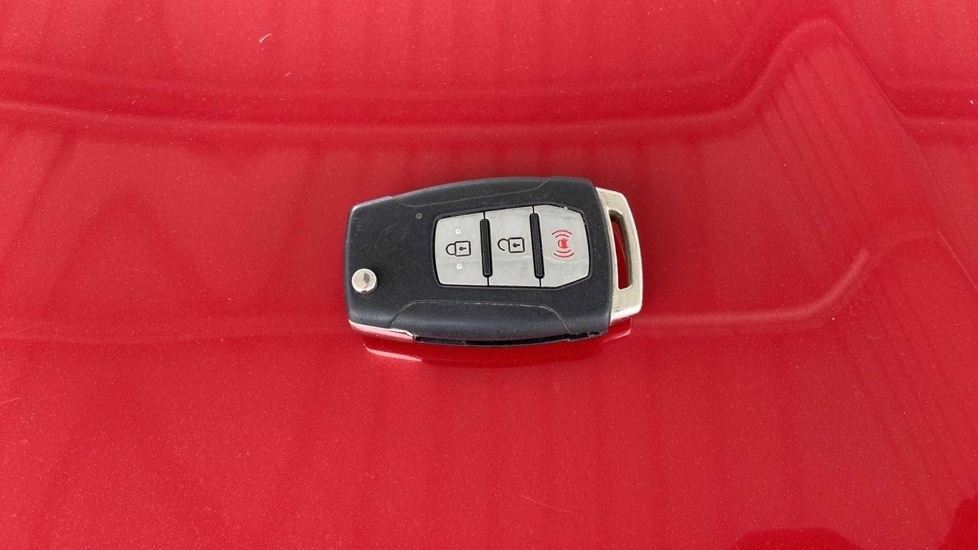 2019 Mahindra XUV300 W8 (O) 1.5 DIESEL AMT, Diesel, Automatic, 1,20,880 km, Key Close Up