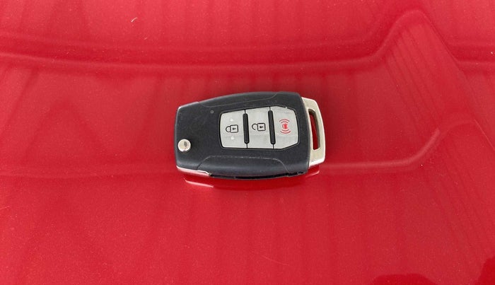 2019 Mahindra XUV300 W8 (O) 1.5 DIESEL AMT, Diesel, Automatic, 1,20,880 km, Key Close Up