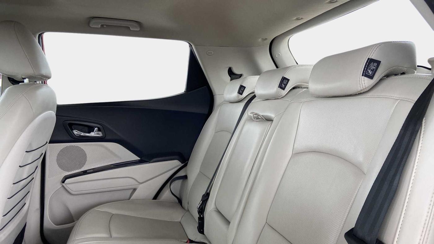 2019 Mahindra XUV300 W8 (O) 1.5 DIESEL AMT, Diesel, Automatic, 1,20,880 km, Right Side Rear Door Cabin