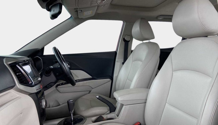 2019 Mahindra XUV300 W8 (O) 1.5 DIESEL AMT, Diesel, Automatic, 1,20,880 km, Right Side Front Door Cabin