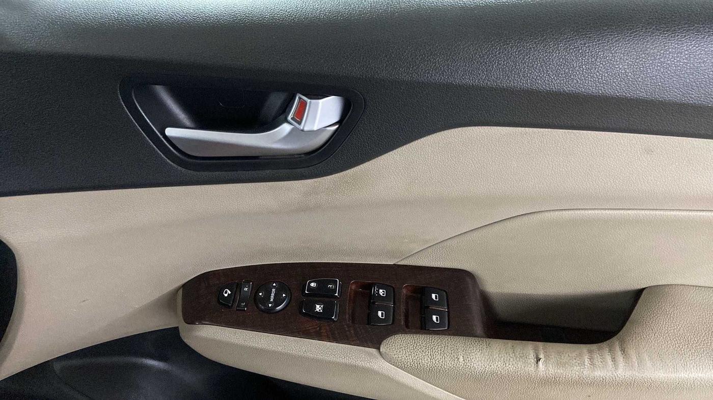 2018 Hyundai Verna 1.6 VTVT SX (O) AT, Petrol, Automatic, 45,767 km, Driver Side Door Panels Control
