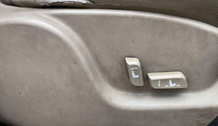 2016 Mahindra XUV500 W10, Diesel, Manual, 73,555 km, Driver Side Adjustment Panel