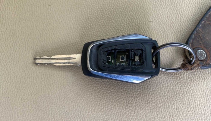 2016 Mahindra Kuv100 K8 6 STR, Petrol, Manual, 61,912 km, Lock system - Remote key minor damage