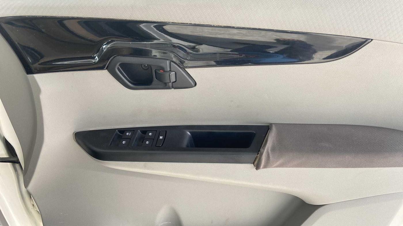 2016 Mahindra Kuv100 K8 6 STR, Petrol, Manual, 61,912 km, Driver Side Door Panels Control