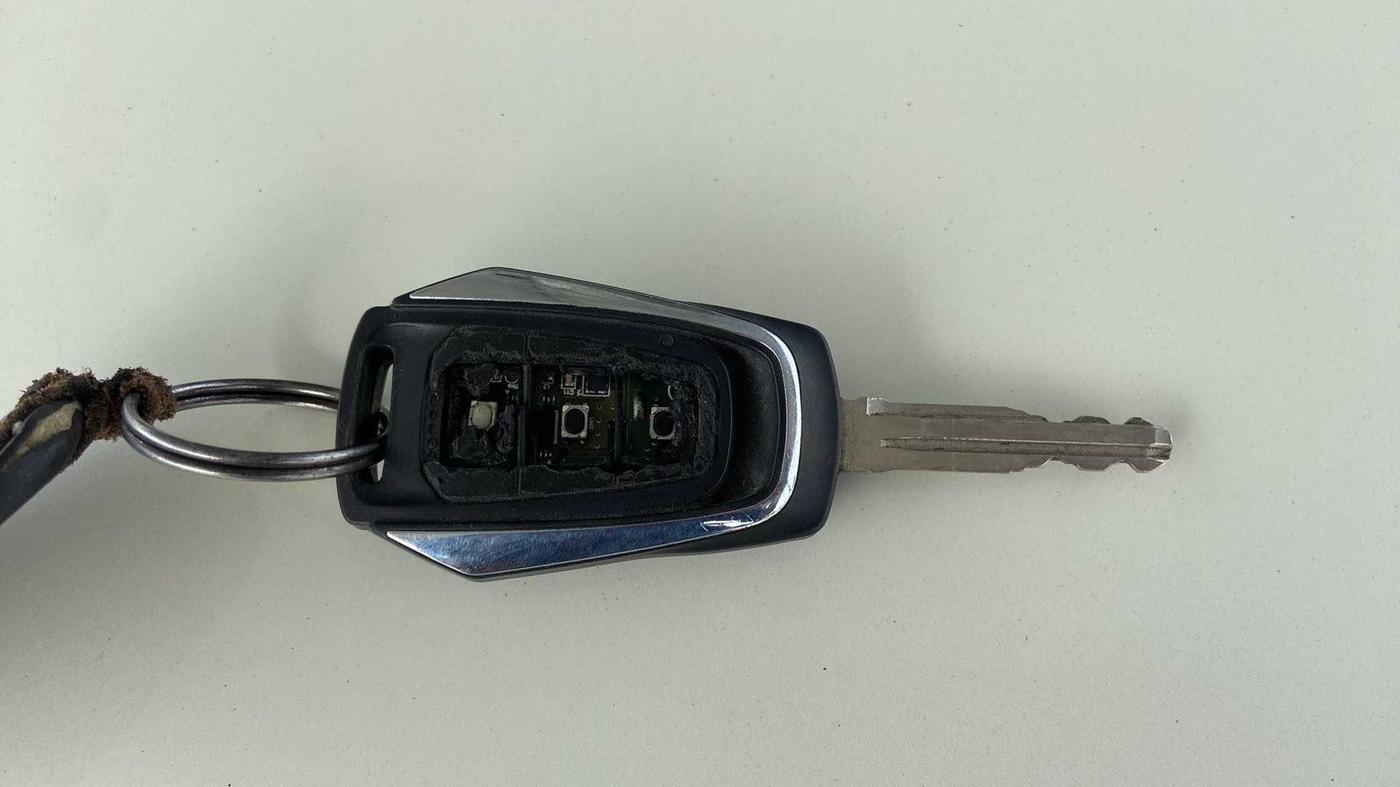 2016 Mahindra Kuv100 K8 6 STR, Petrol, Manual, 61,912 km, Key Close Up