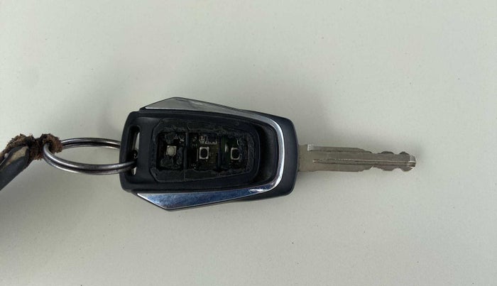 2016 Mahindra Kuv100 K8 6 STR, Petrol, Manual, 61,912 km, Key Close Up