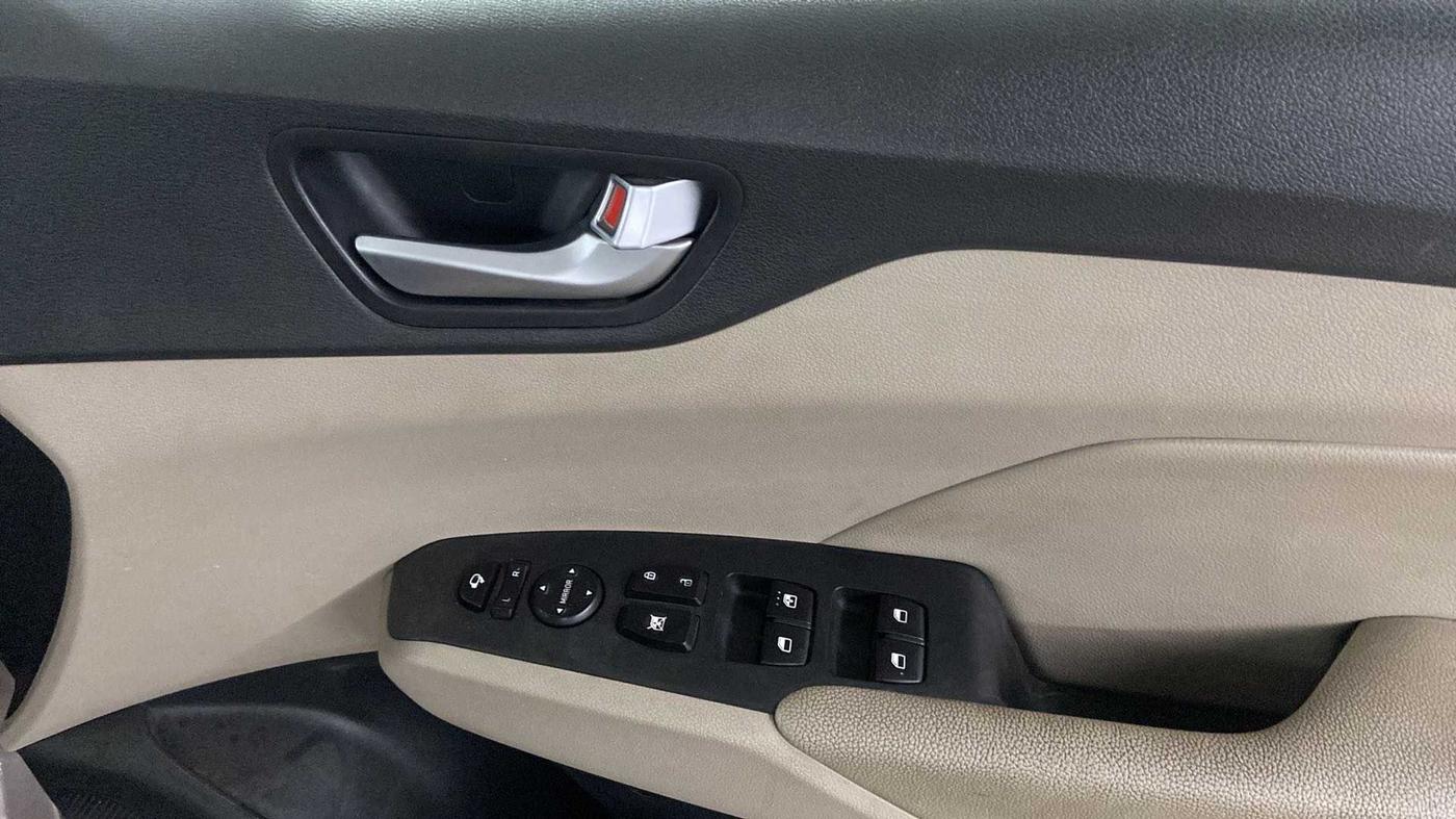 2017 Hyundai Verna 1.6 VTVT SX (O) AT, Petrol, Automatic, 37,337 km, Driver Side Door Panels Control