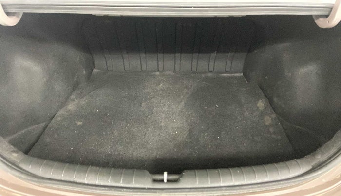 2017 Hyundai Verna 1.6 VTVT SX (O) AT, Petrol, Automatic, 37,337 km, Boot Inside