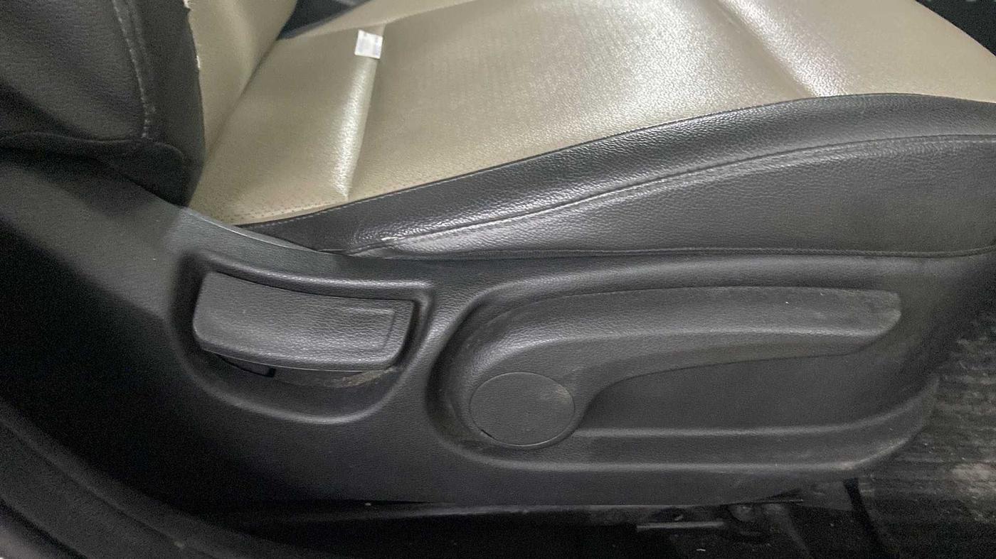 2017 Hyundai Verna 1.6 VTVT SX (O) AT, Petrol, Automatic, 37,337 km, Driver Side Adjustment Panel