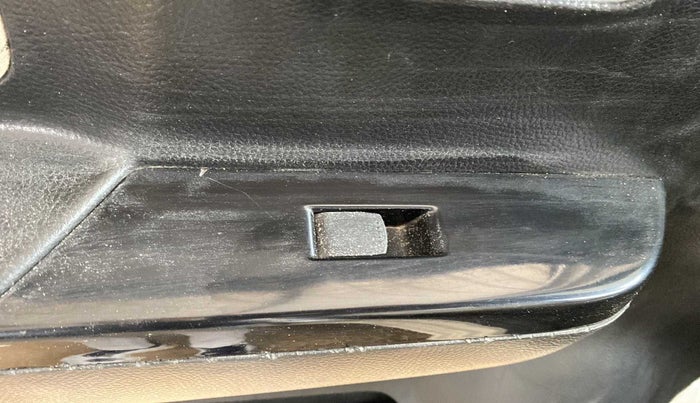 2017 Maruti Wagon R 1.0 VXI, Petrol, Manual, 18,345 km, Left front window switch / handle - Switch/handle not functional