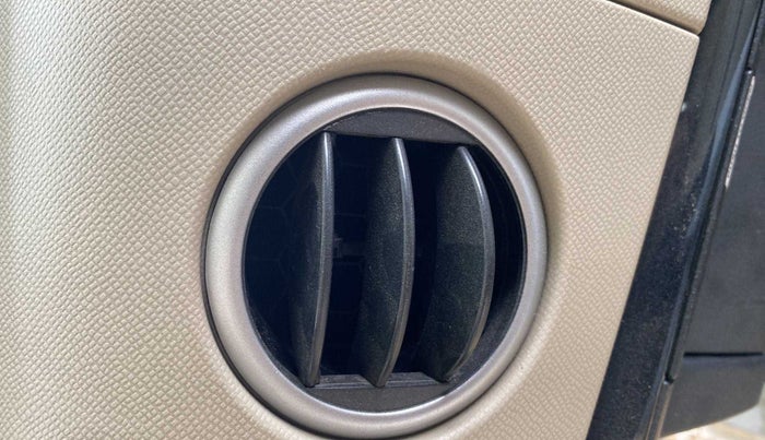 2017 Maruti Wagon R 1.0 VXI, Petrol, Manual, 18,345 km, AC Unit - Front vent has minor damage