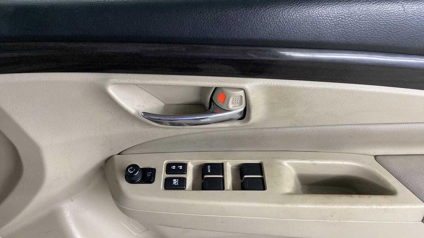 2016 Maruti Ciaz ZXI+, Petrol, Manual, 60,162 km, Driver Side Door Panels Control
