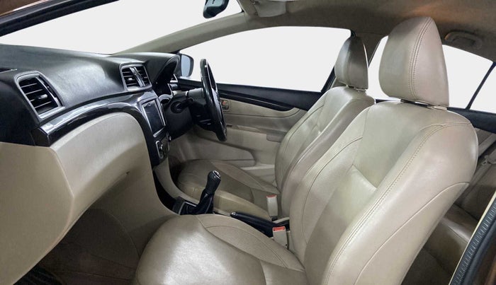 2016 Maruti Ciaz ZXI+, Petrol, Manual, 60,162 km, Right Side Front Door Cabin