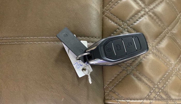 2020 Mahindra XUV500 W11(O), Diesel, Manual, 30,867 km, Key Close Up