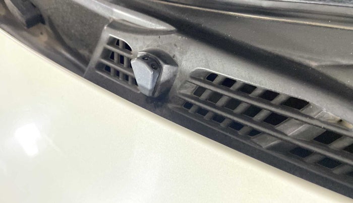 2020 Mahindra XUV500 W11(O), Diesel, Manual, 30,867 km, Front windshield - Wiper nozzle not functional