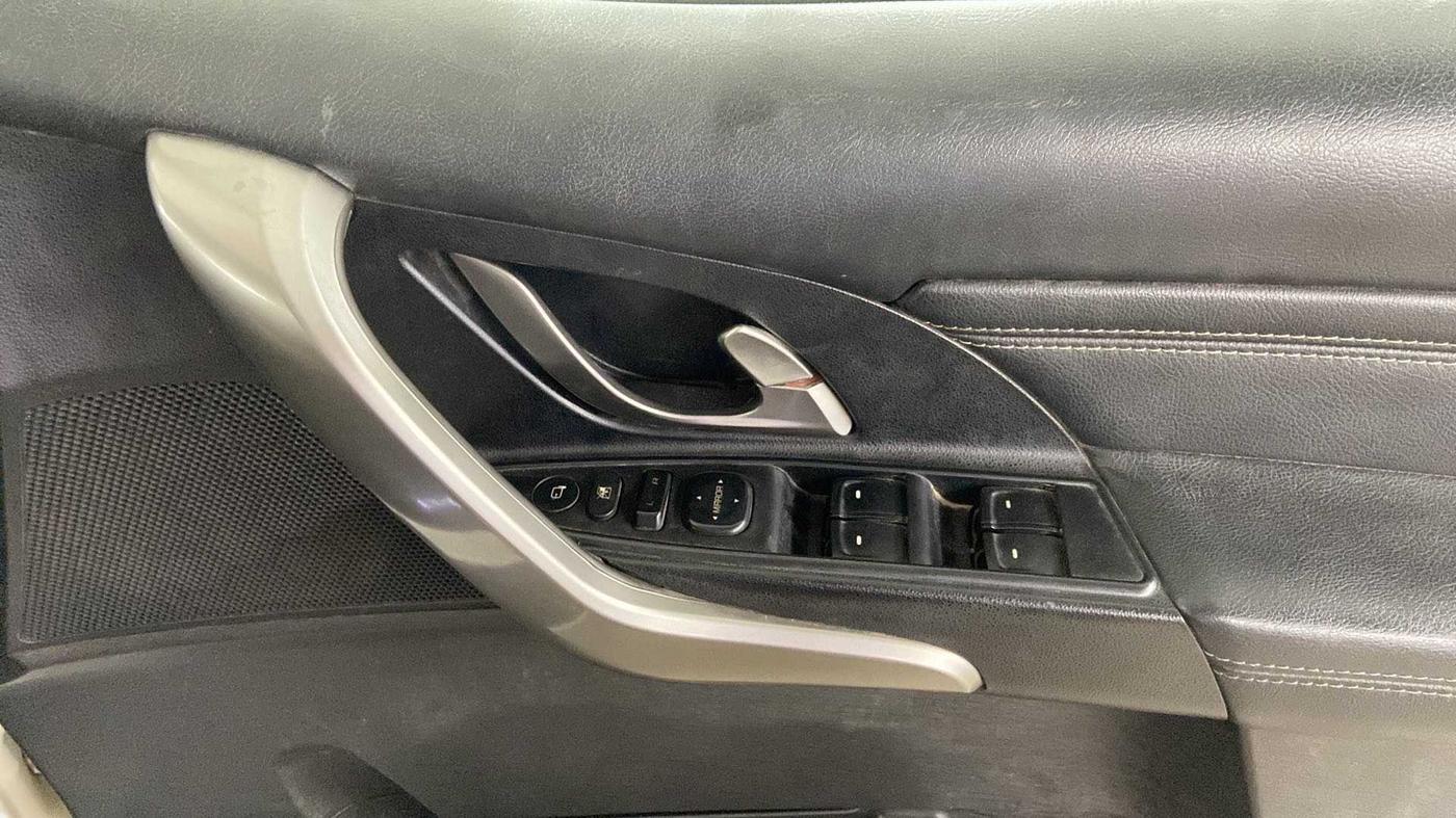 2020 Mahindra XUV500 W11(O), Diesel, Manual, 30,867 km, Driver Side Door Panels Control