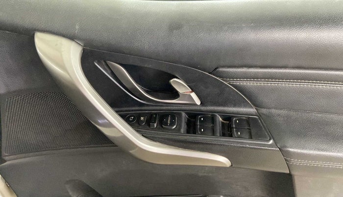 2020 Mahindra XUV500 W11(O), Diesel, Manual, 30,867 km, Driver Side Door Panels Control