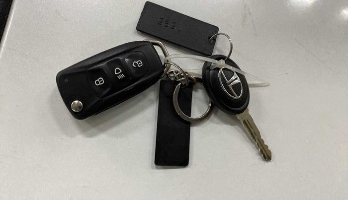 2018 Tata Tiago XT PETROL, Petrol, Manual, 1,00,006 km, Key Close Up