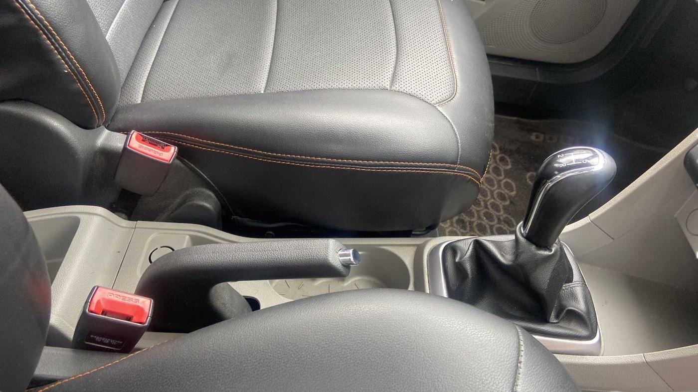 2017 Tata Tiago XT PETROL, Petrol, Manual, 68,039 km, Gear Lever