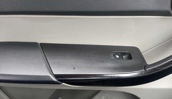 2017 Tata Tiago XT PETROL, Petrol, Manual, 68,039 km, Left front window switch / handle - Switch/handle not functional