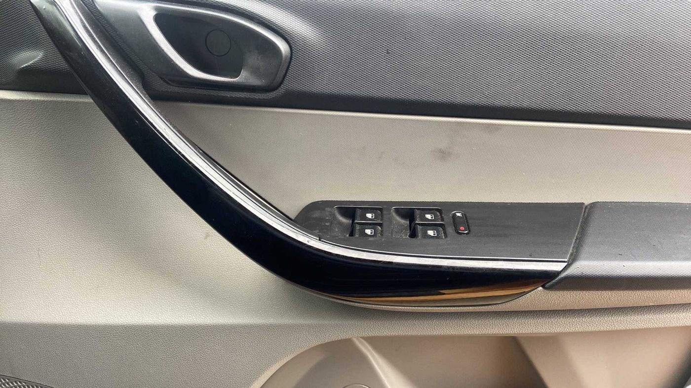 2017 Tata Tiago XT PETROL, Petrol, Manual, 68,039 km, Driver Side Door Panels Control