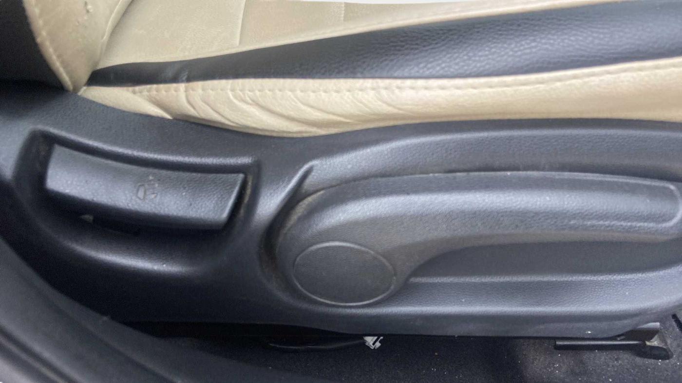 2016 Hyundai Elite i20 SPORTZ 1.2, Petrol, Manual, 35,410 km, Driver Side Adjustment Panel