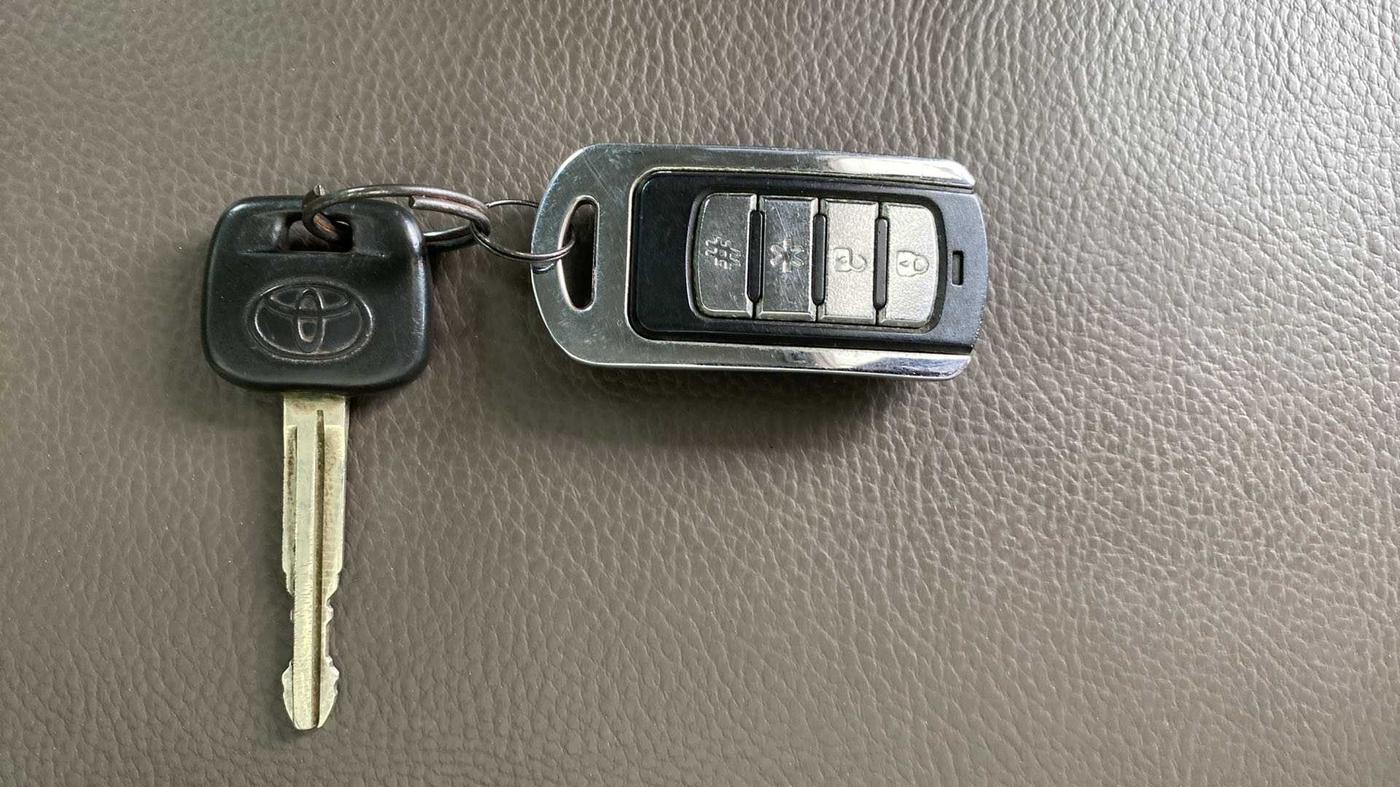 2010 Toyota Corolla Altis J PETROL, Petrol, Manual, 75,988 km, Key Close Up