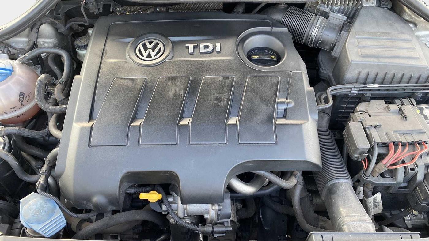 2015 Volkswagen Vento HIGHLINE 1.5 AT, Diesel, Automatic, 1,14,793 km, Open Bonet