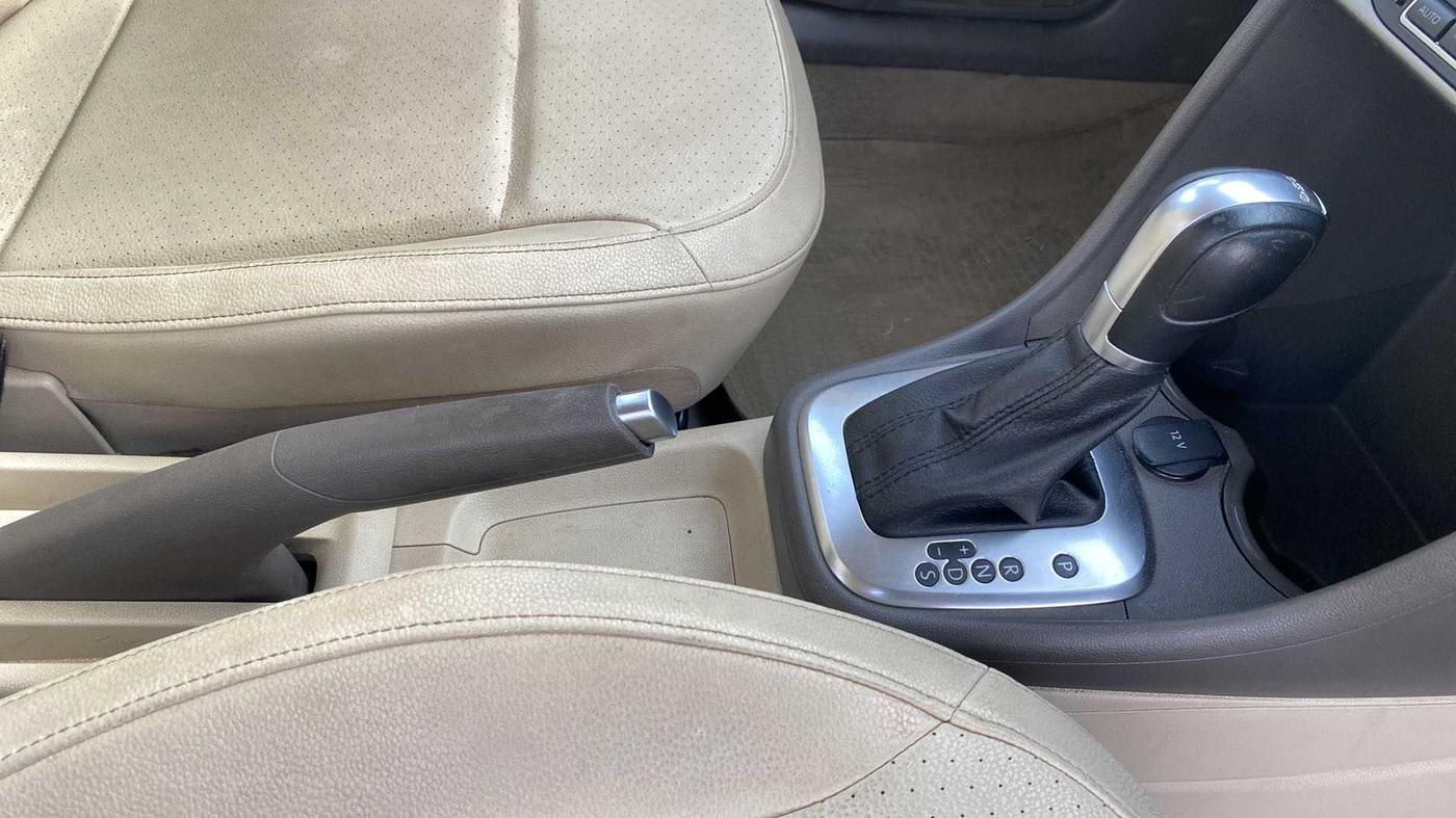 2015 Volkswagen Vento HIGHLINE 1.5 AT, Diesel, Automatic, 1,14,793 km, Gear Lever