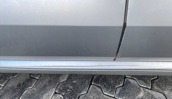 2015 Volkswagen Vento HIGHLINE 1.5 AT, Diesel, Automatic, 1,14,793 km, Right running board - Slightly dented
