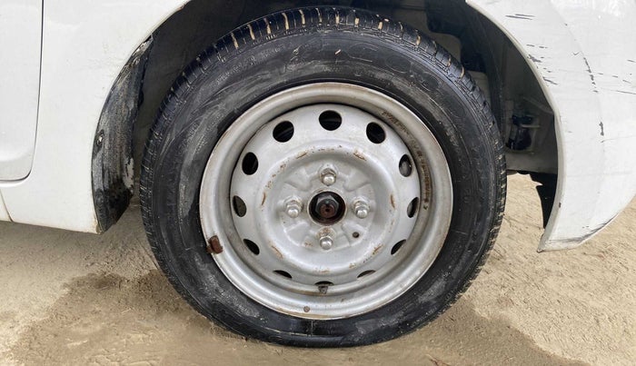2017 Hyundai Eon ERA PLUS (O), Petrol, Manual, 15,669 km, Right front tyre - Minor Bulge < 0.5 inch (End to end measurement)