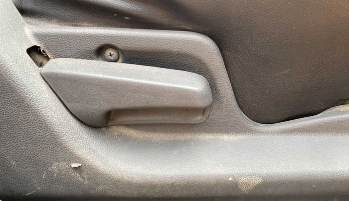 2011 Maruti Ritz LXI, Petrol, Manual, 96,609 km, Driver Side Adjustment Panel