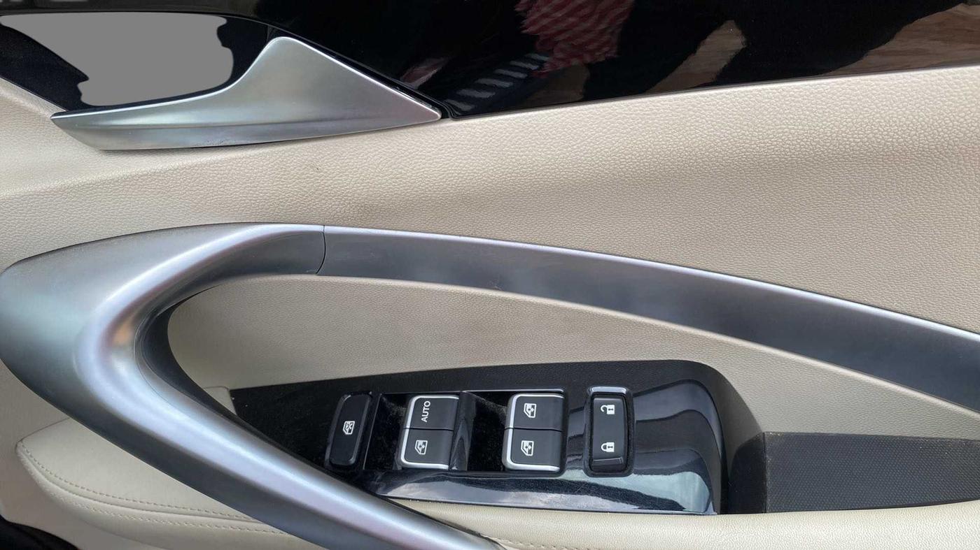 2022 MG HECTOR SHARP 1.5 PETROL CVT, Petrol, Automatic, 10,413 km, Driver Side Door Panels Control