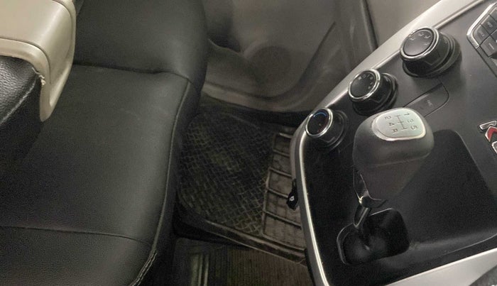 2017 Mahindra Kuv100 K6 6 STR, Petrol, Manual, 64,183 km, Gear Lever