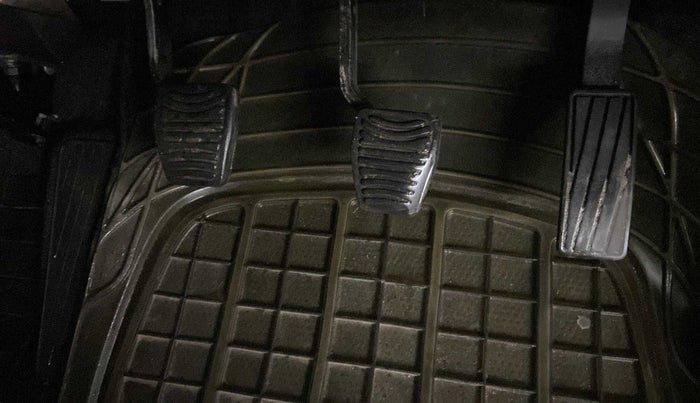 2017 Mahindra Kuv100 K6 6 STR, Petrol, Manual, 64,183 km, Pedals