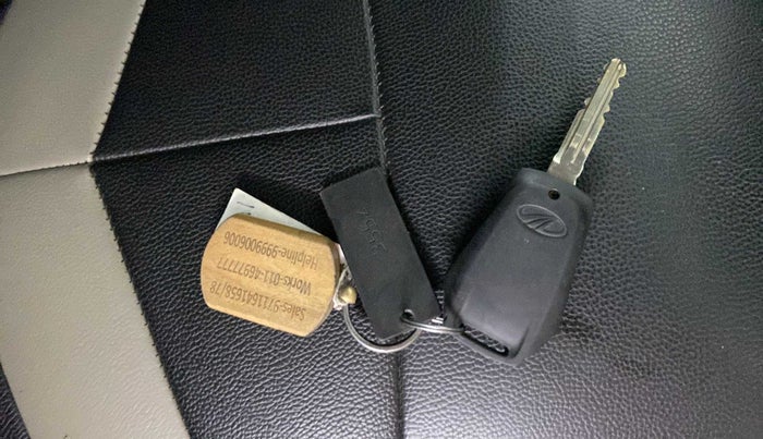 2017 Mahindra Kuv100 K6 6 STR, Petrol, Manual, 64,183 km, Key Close Up