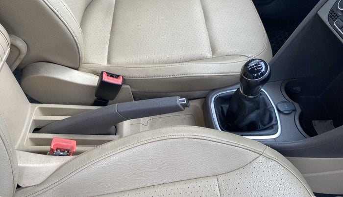 2019 Volkswagen Vento HIGHLINE 1.6 MPI, Petrol, Manual, 56,916 km, Gear Lever