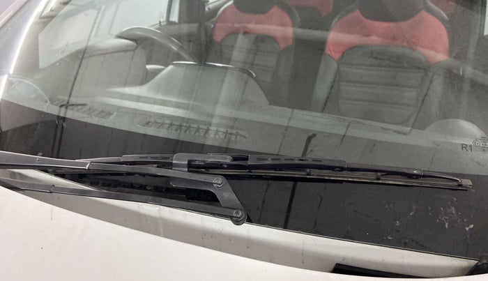 2018 Renault Kwid RXT 1.0 AMT (O), Petrol, Automatic, 42,332 km, Front windshield - Rubber blade broken or missing