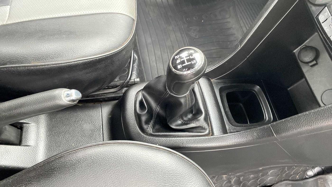2014 Maruti Swift VXI, Petrol, Manual, 60,307 km, Gear Lever