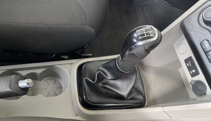 2018 Tata Tiago XZ PETROL, Petrol, Manual, 1,20,667 km, Gear lever - Knob cover torn