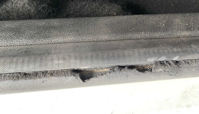 2018 Tata Tiago XZ PETROL, Petrol, Manual, 1,20,667 km, Driver-side door - Beading has minor damage